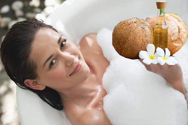 Dùng sữa tắm với dầu dừa có tác dụng dưỡng trắng và bảo vệ da.