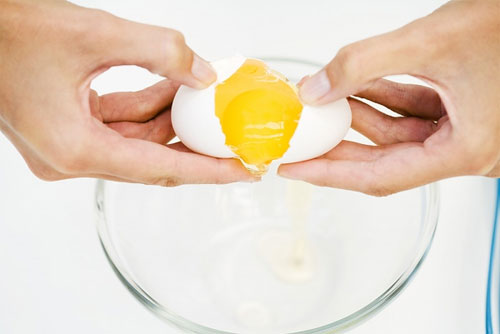 Lòng trắng trứng gà giúp da săn chắc, căng mịn