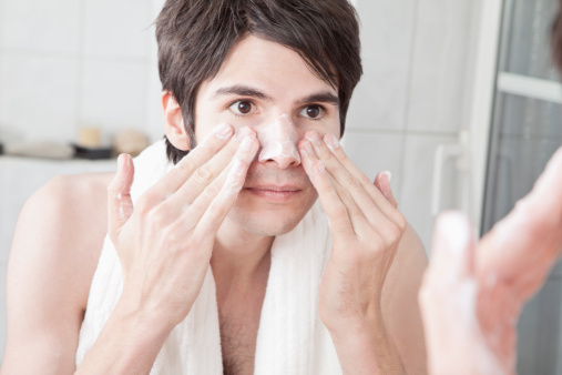 Rửa mặt để làm sạch sâu lỗ chân lông giúp da có thể trao đổi chất và tuần hoàn tốt nhất