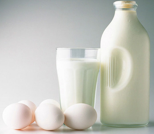 Trứng gà và sữa tươi giúp làn da bạn trắng sáng mịn màng
