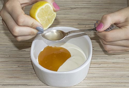 cách trị mụn trứng cá bằng mật ong, chanh, sữa chua, sữa tươi